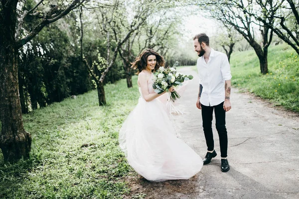 Joven Pareja Recién Casados Caminando Primavera Jardín —  Fotos de Stock