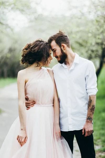 Pareja Joven Recién Casados Posando Jardín Primavera —  Fotos de Stock