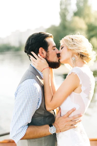 Jovem Casal Casamento Beijando Por Lago — Fotografia de Stock