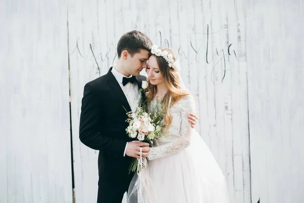 Poz Yeni Evli Genç Mutlu Çift — Stok fotoğraf