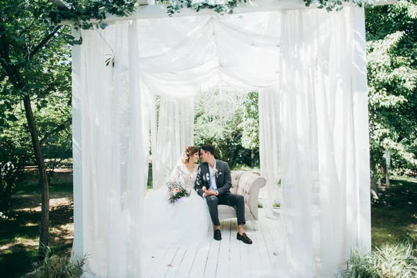 Jovem Casal Recém Casados Posando — Fotografia de Stock