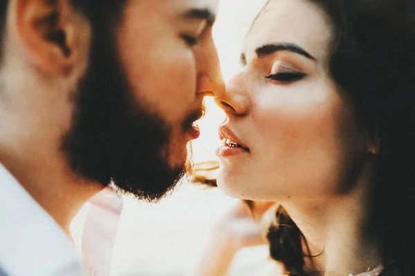 Joven Pareja Recién Casados Besándose Por Lago —  Fotos de Stock