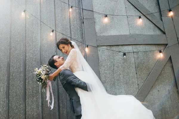 Jong Koppel Voor Pasgetrouwden Poseren Buitenshuis Bruidegom Bedrijf Bruid — Stockfoto