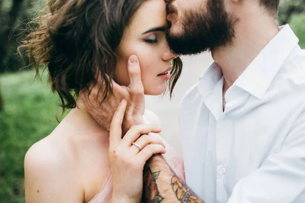 Joven Pareja Recién Casados Besándose Primavera Jardín — Foto de Stock