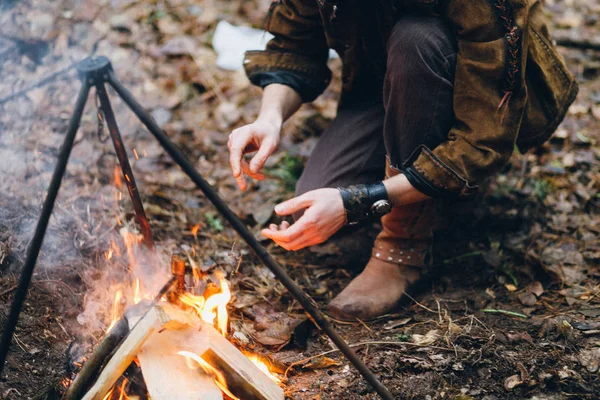 Cara Jovem Cozinhar Floresta Outono — Fotografia de Stock