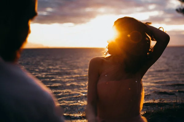 Pareja Joven Recién Casados Junto Lago Atardecer — Foto de Stock