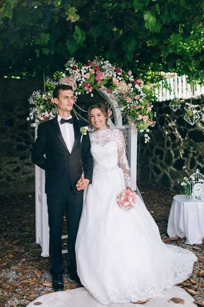 Junges Glückliches Brautpaar Bei Der Trauung — Stockfoto