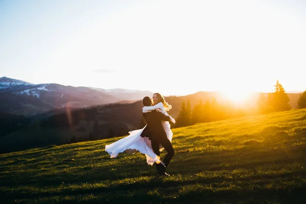 山での新婚夫婦の幸せな若いカップル 新郎持株花嫁 — ストック写真