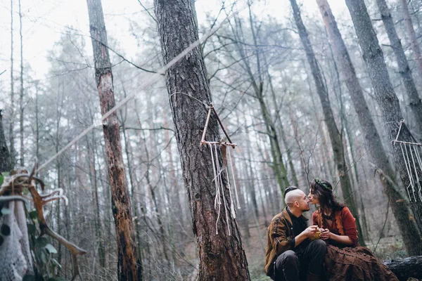 Giovane Ragazzo Con Sua Amata Ragazza Mangiare Nella Foresta — Foto Stock