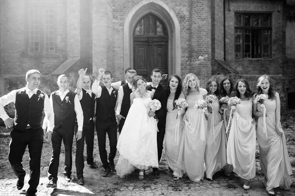 Inschrijving Bruid Met Lachende Groomsmen Poseren Bruidskinderen Bruidegom — Stockfoto