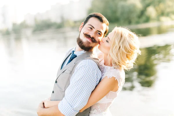 Unga Bröllopsparet Embracing Vid Sjö — Stockfoto