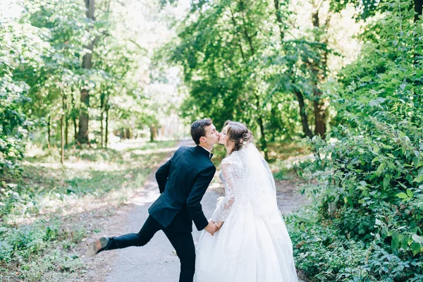 Boda Pareja Besándose Cerca Vieja Increíble Castillo — Foto de Stock