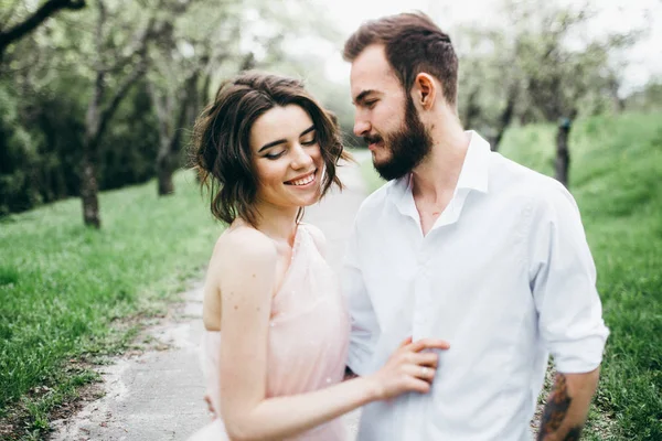 Jeune Couple Jeunes Mariés Posant Dans Jardin Printemps — Photo