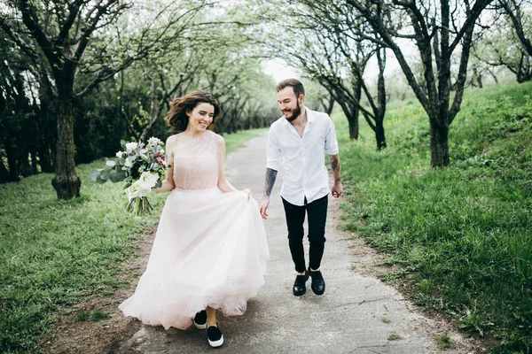 Jovem Casal Recém Casados Andando Jardim Primavera — Fotografia de Stock