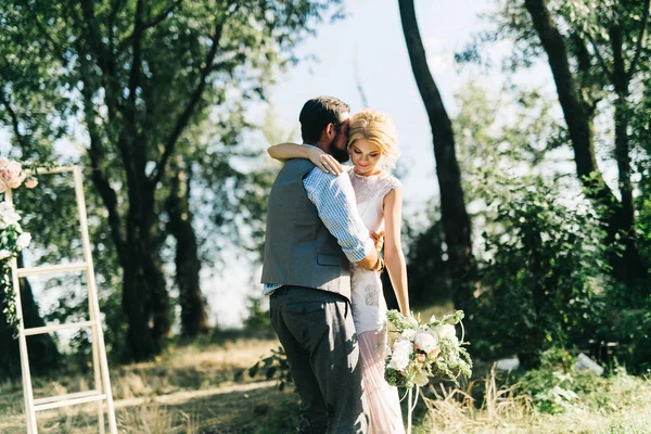 Unga Bröllopsparet Embracing Utomhus — Stockfoto