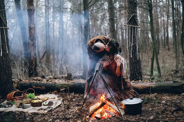 Yakışıklı Olan Orman Öpüşme Içinde Onun Sevgili Kızı Ile — Stok fotoğraf