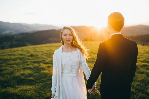 Junges Brautpaar Hält Händchen Freien — Stockfoto