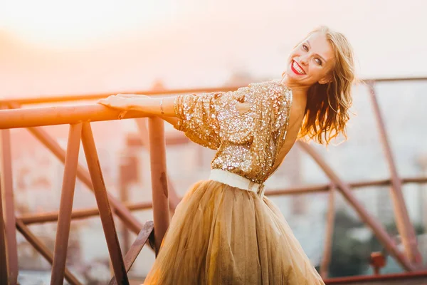 Elegante Mujer Con Labios Rojos Vistiendo Vestido Dorado Sonriendo Techo —  Fotos de Stock