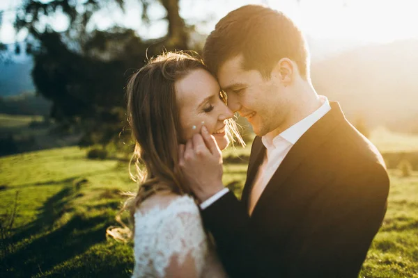 Pasangan Muda Pengantin Baru Merangkul Luar Ruangan — Stok Foto