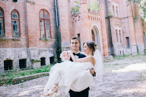 Casamento Casal Posando Perto Velho Castelo Incrível Noivo Segurando Noiva — Fotografia de Stock