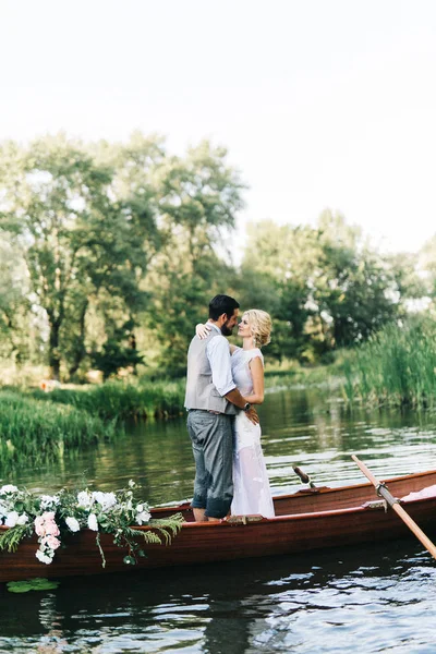 Jovem Casal Casamento Abraçando Barco — Fotografia de Stock