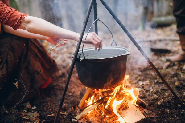 Mujer Joven Cocinando Bosque Aire Libre — Foto de Stock