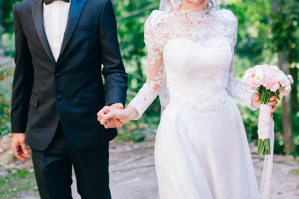 Junges Brautpaar Hält Händchen — Stockfoto