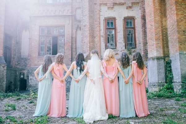 Inschrijving Bruid Met Bruidsmeisjes Glimlachend Gekleed Lange Elegante Jurken — Stockfoto