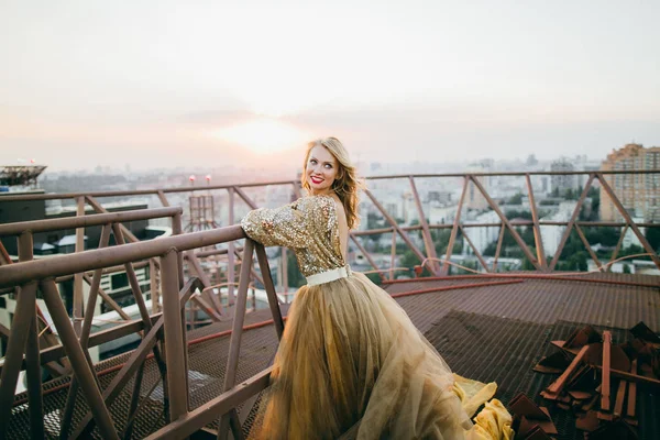 Элегантная Невеста Золотом Платье Позирует Крыше — стоковое фото
