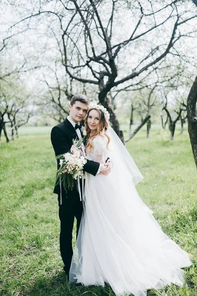 Jeune Couple Jeunes Mariés Posant Dans Beau Jardin — Photo