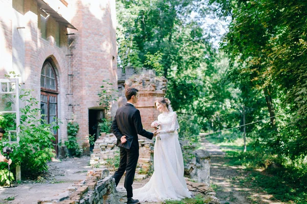 Hochzeitspaar Posiert Der Nähe Des Alten Schlosses — Stockfoto