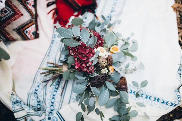 Krásná Rustikální Dekorace Květinami Lese — Stock fotografie
