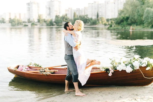 Jovem Casal Casamento Abraçando Perto Barco — Fotografia de Stock