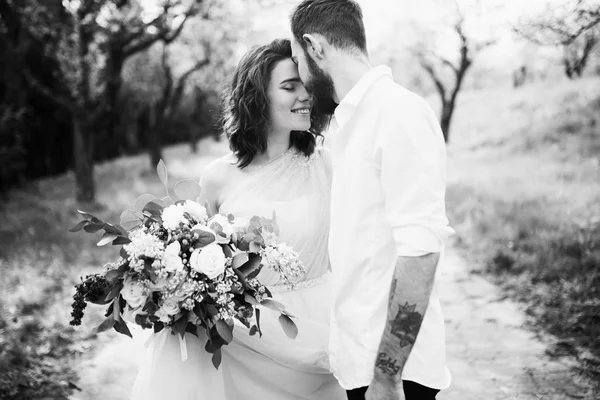 Jovem Casal Recém Casados Beijando Jardim Primavera — Fotografia de Stock