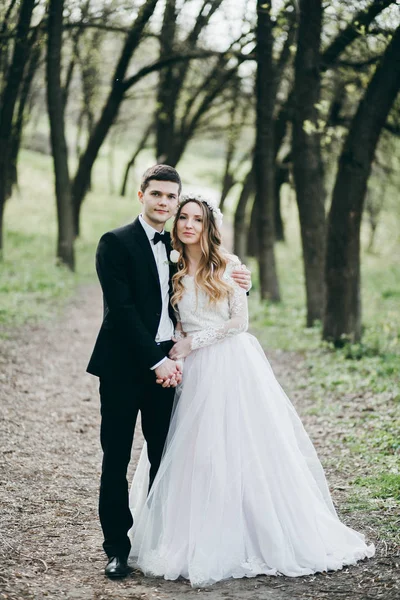 Junges Brautpaar Posiert Schönen Garten — Stockfoto