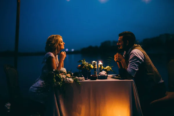 Heureux Jeune Couple Jeunes Mariés Ayant Dîner Sur Jetée — Photo