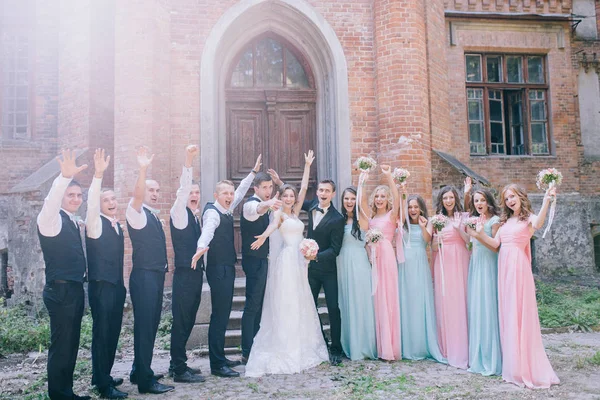 温柔的新娘与微笑的伴娘 新郎和伴郎摆姿势举手 — 图库照片