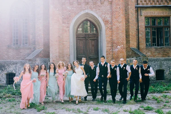 Inschrijving Bruid Met Lachende Groomsmen Poseren Bruidskinderen Bruidegom — Stockfoto