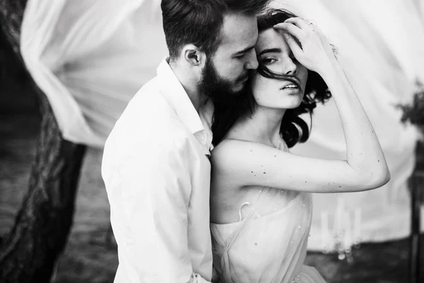 Jovem Casal Recém Casados Posando Junto Lago — Fotografia de Stock