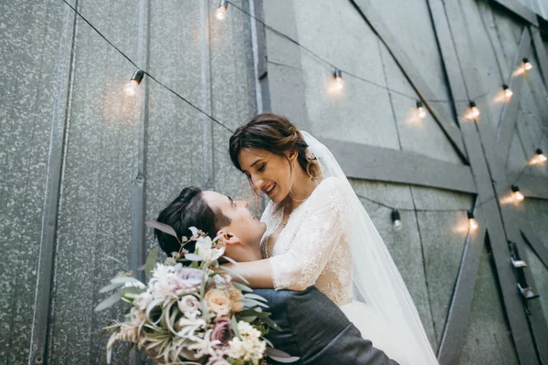 Açık Havada Poz Yeni Evli Genç Çift Damat Holding Gelin — Stok fotoğraf