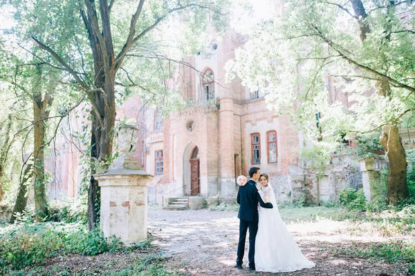 Hochzeitspaar Umarmt Sich Der Nähe Der Alten Burg — Stockfoto