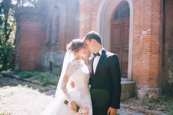 Couple Mariage Posant Près Vieux Château Étonnant — Photo