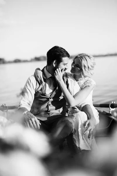 ボートの若い結婚式のカップル — ストック写真