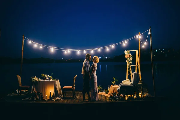 Gelukkige Jonge Paar Voor Pasgetrouwden Pier Knuffelen — Stockfoto