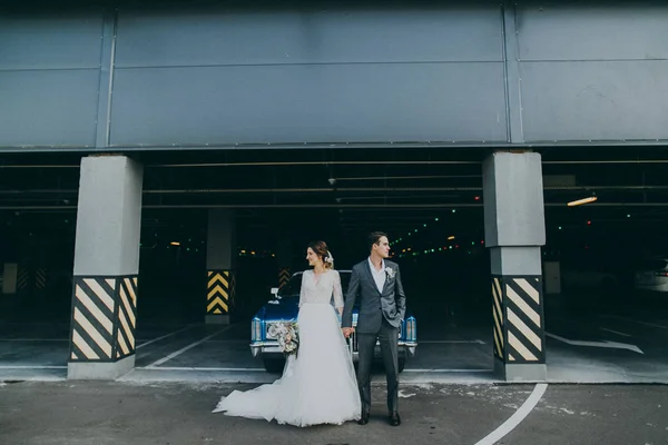 Belo Casal Recém Casados Mãos Dadas — Fotografia de Stock