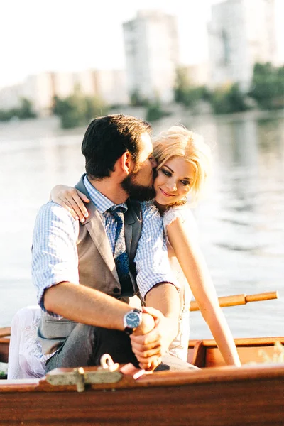 Jovem Casal Casamento Barco Beijando — Fotografia de Stock