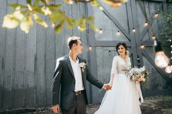 Joven Pareja Recién Casados Posando Aire Libre —  Fotos de Stock