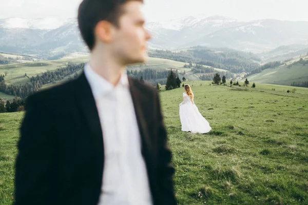 山のポーズ新婚夫婦の幸せな若いカップル — ストック写真
