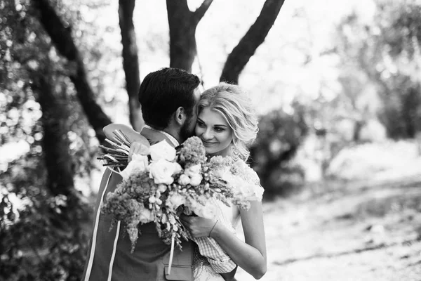 Jovem Casal Casamento Abraçando Pelo Lago — Fotografia de Stock