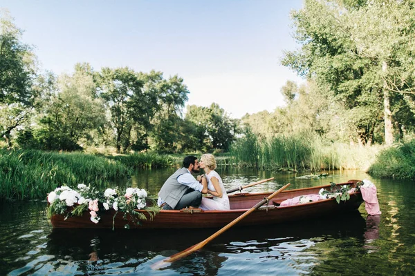 ボートを受け入れる若い結婚式のカップル — ストック写真